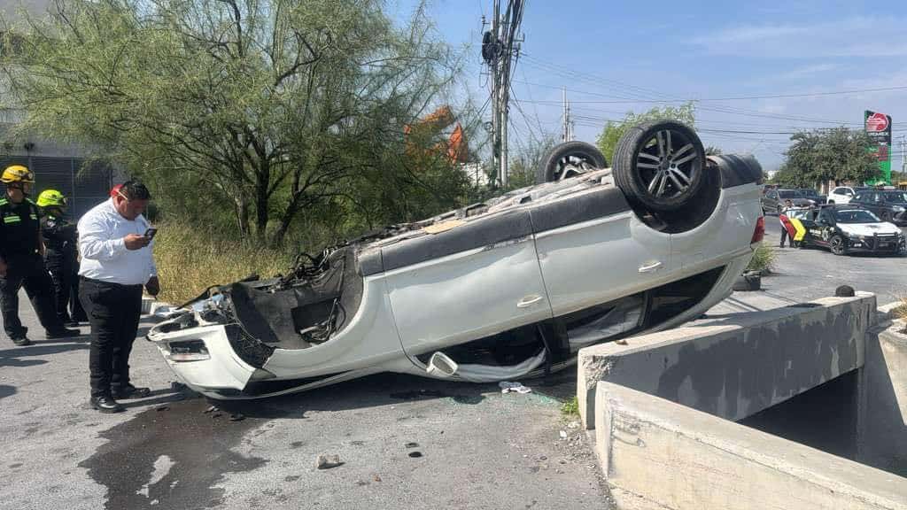Un conductor terminó con diversas lesiones, al volcar su camioneta, frente al estacionamiento de HEB ubicado en el municipio de Santa Catarina.