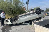 Sufre volcadura en Santa Catarina