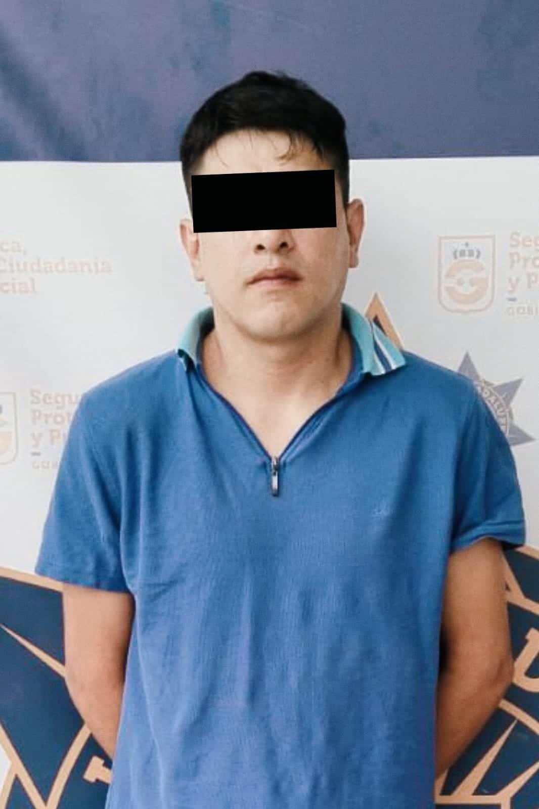 Un exconvicto que se presume pertenece a una banda de ladrones, fue detenido por oficiales de la Policía preventiva de Guadalupe, afuera de una farmacia ubicada en la Colonia Linda Vista.