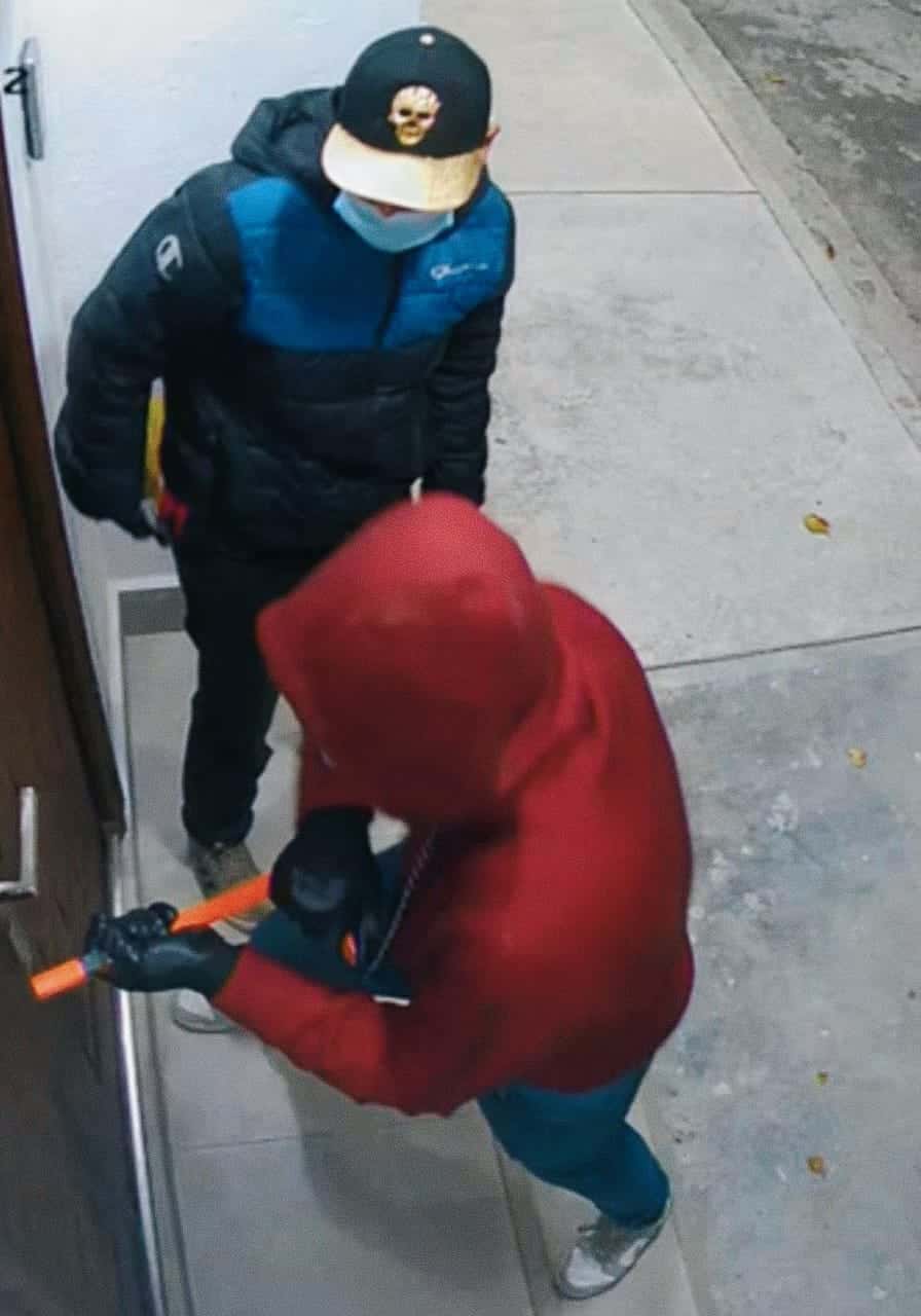 Gracias a labores de inteligencia y seguimiento, que incluyeron el análisis de imágenes captadas por las cámaras del C4 y la identificación de vehículos relacionados con los hechos, los agentes lograron ubicar y detener al sospechoso, quien presuntamente forma parte del grupo delictivo responsable de diversos robos en la zona, Linda Vista.