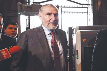 Ligan contratos millonarios con Adán Augusto y gente cercana