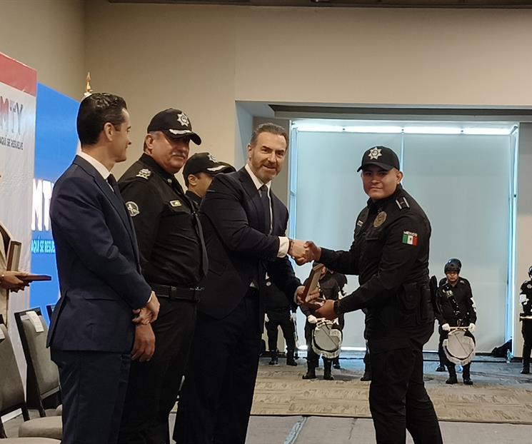 Entrega Adrián reconocimientos a 115 policías