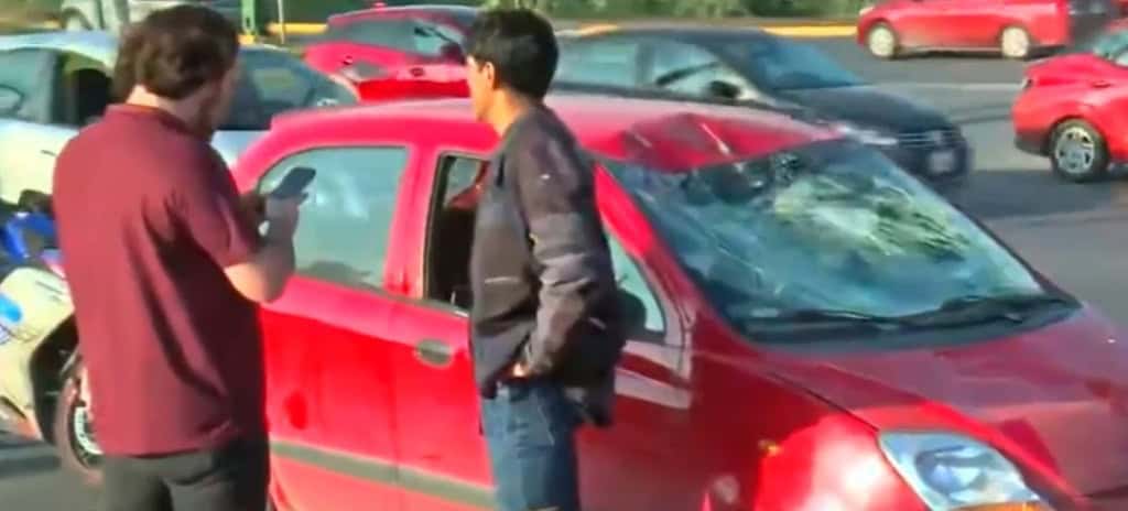 Un ciclista terminó con lesiones graves, al ser impacto por un automóvil compacto, frente a las instalaciones del Penal Femenil de Escobedo.