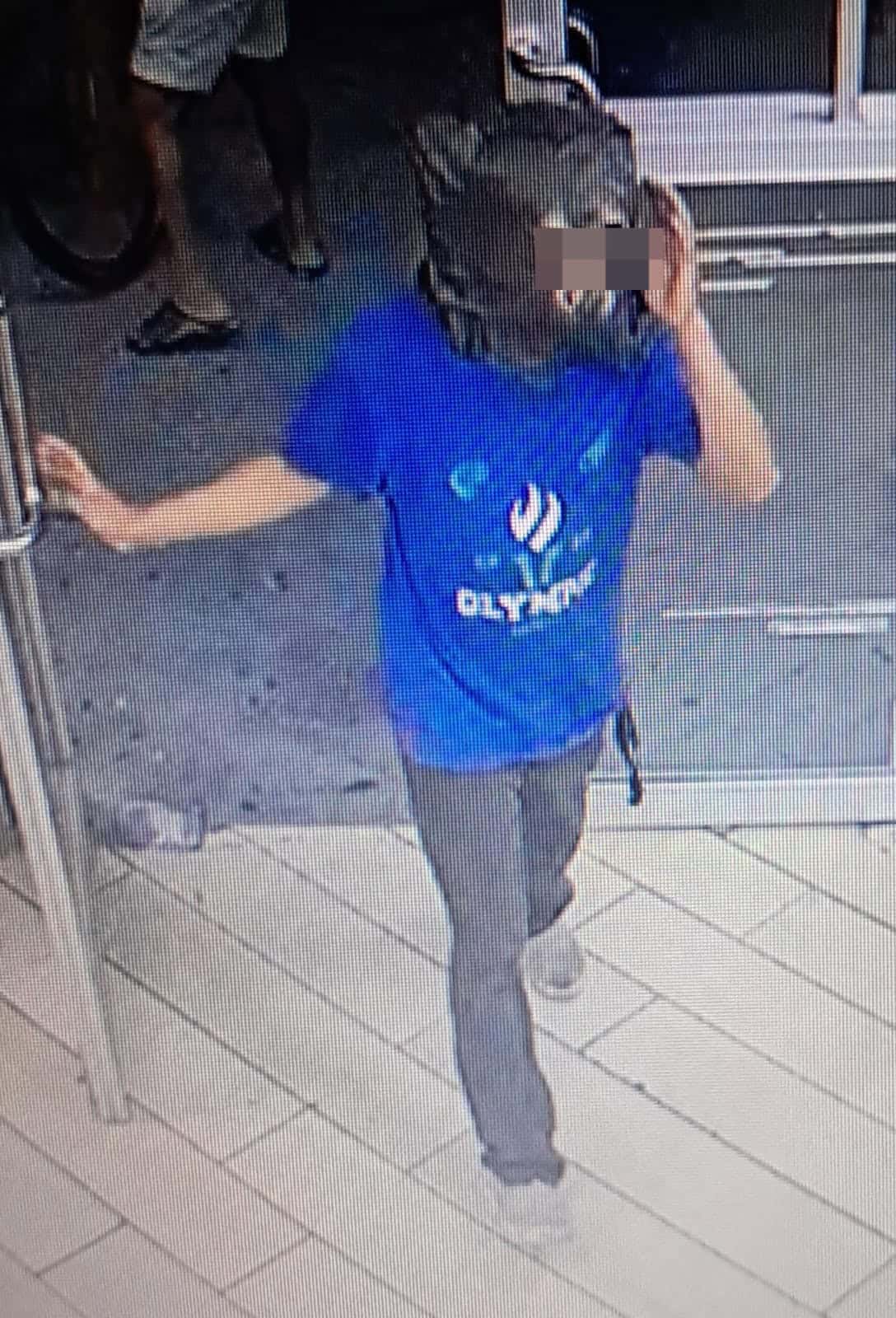 Después de varios robos con violencia cometidos en tiendas de conveniencia, elementos de la policía preventiva de Monterrey, lograron la detención de un asaltante, que utilizaba bolsas de camiseta, para ocultar sus rostro.