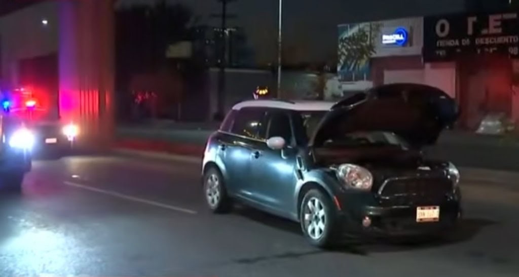 Una estudiante terminó con algunas lesiones en su cuerpo, luego de estrellarse contra una columna del metro en la colonia Talleres en esta ciudad.