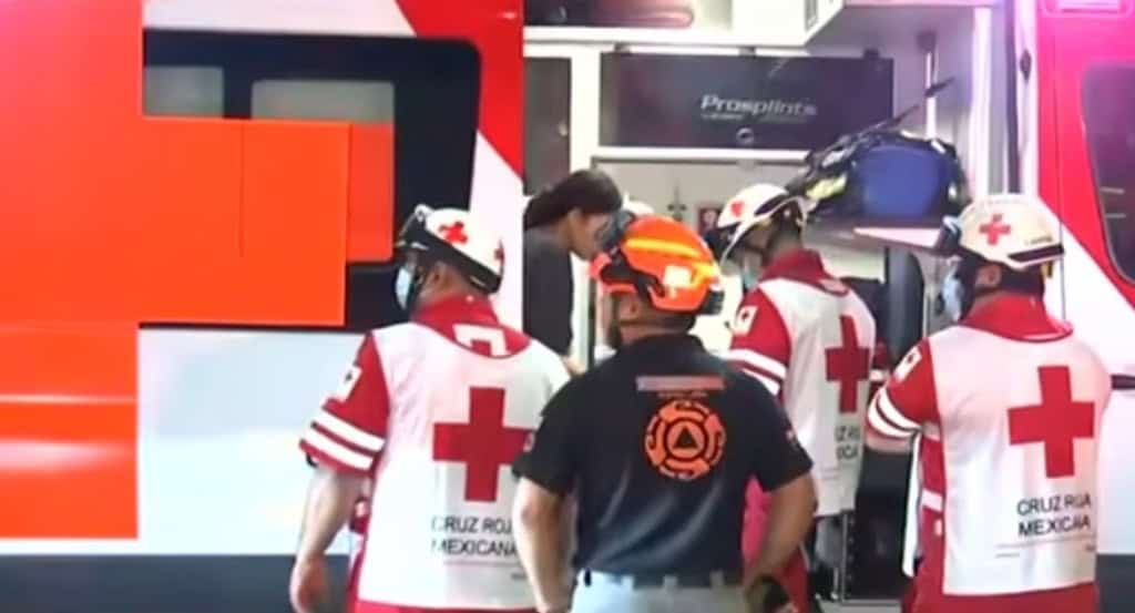 Estrella auto contra columna del Metro