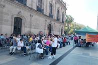 Piden atención con plantón maestros jubilados y pensionados