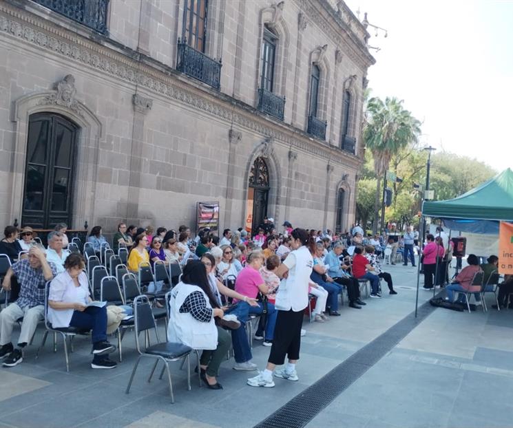 Piden atención con plantón maestros jubilados y pensionados