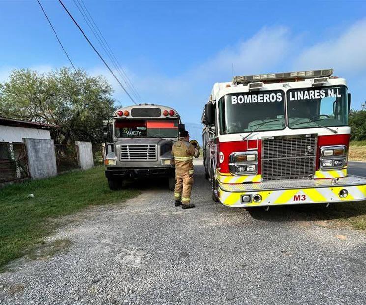 Arde camión de pasajeros en Iturbide