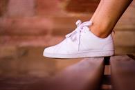 ¿Cómo quitar las manchas amarillas a los tenis blancos?