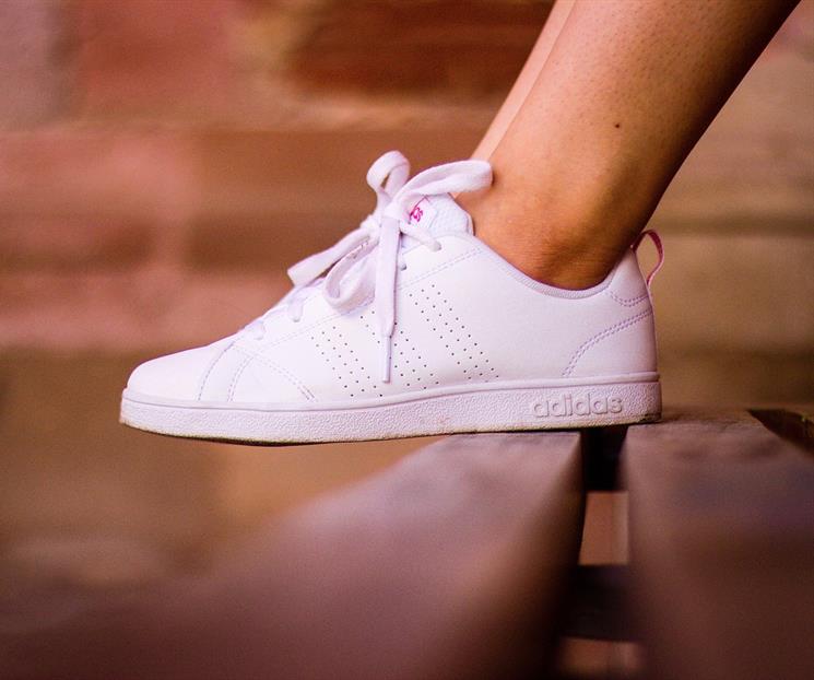 ¿Cómo quitar las manchas amarillas a los tenis blancos?