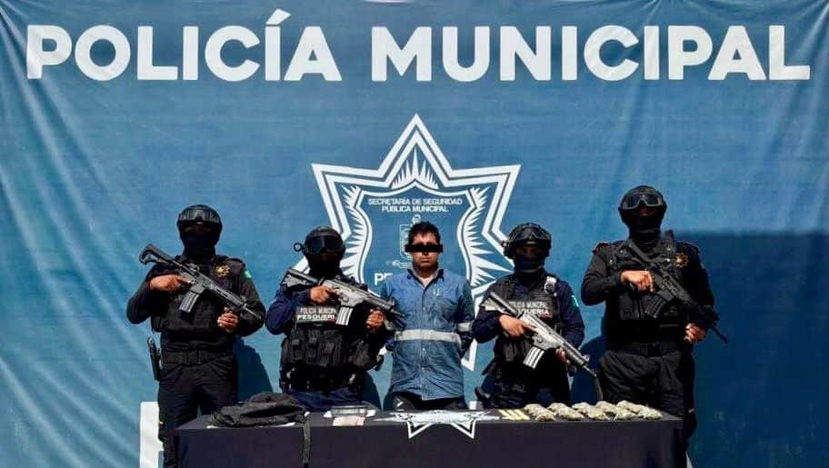 Un presunto vendedor de droga fue detenido por oficiales de la policía de Pesquería a quien le decomisaron enervantes, es señalado como presunto homicida.