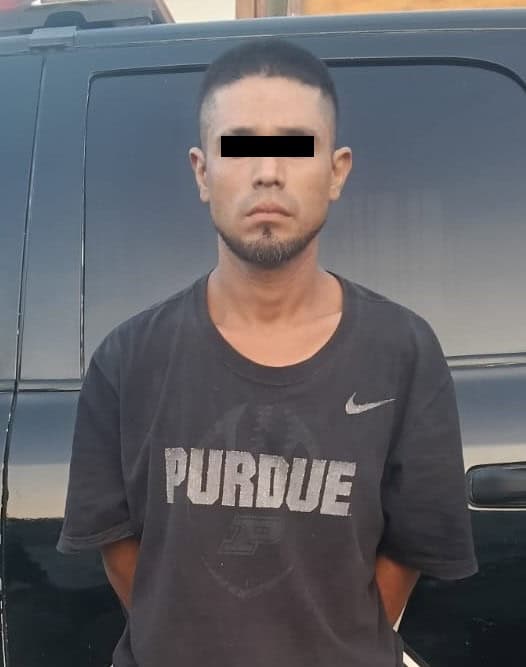 El huir al ver el pasar una unidad policiaca, fue lo que delató a dos delincuentes, quienes tenían en su poder varios envoltorios de la droga conocida como "Cristal".