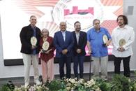 Rinde Escobedo homenaje a decanos del teatro Rinde Escobedo homenaje a decanos del teatro