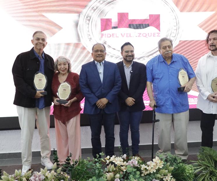 Rinde Escobedo homenaje a decanos del teatro