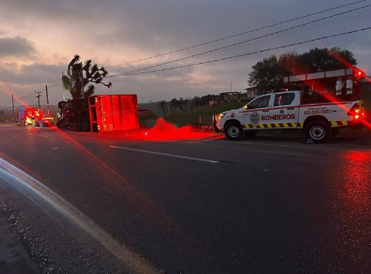 Vuelca tráiler en Linares Vuelca tráiler en Linares