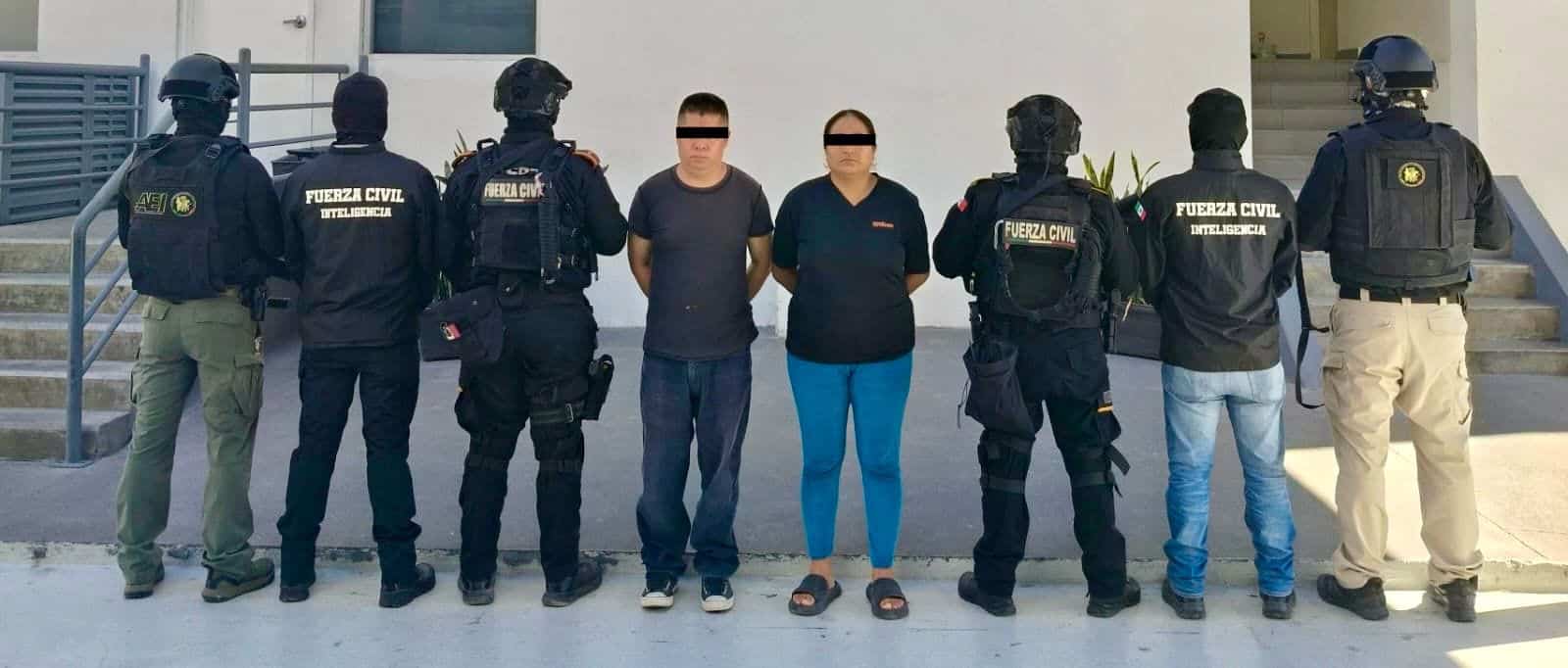 Un presunto delincuente quien cuenta con orden de aprehensión por secuestro y extorsión, fue detenido con su pareja a quienes les hallaron droga, en Escobedo.