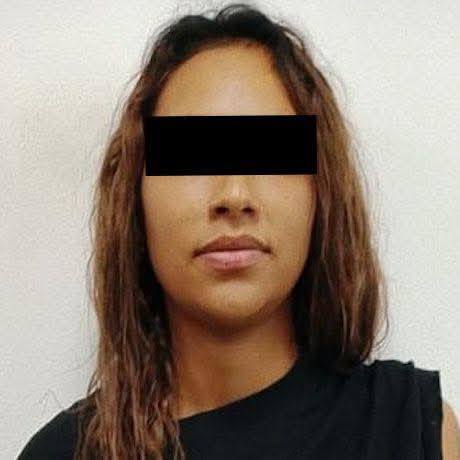 Cuatro mujeres y un hombre que sustrajeron diversos productos de una farmacia en El Cercado y huyeron en un vehículo, fueron detenidos por elementos de la Secretaría de Seguridad Pública y Vialidad de Santiago, con un seguimiento a través de las cámaras del Centro de Inteligencia para la Vigilancia.