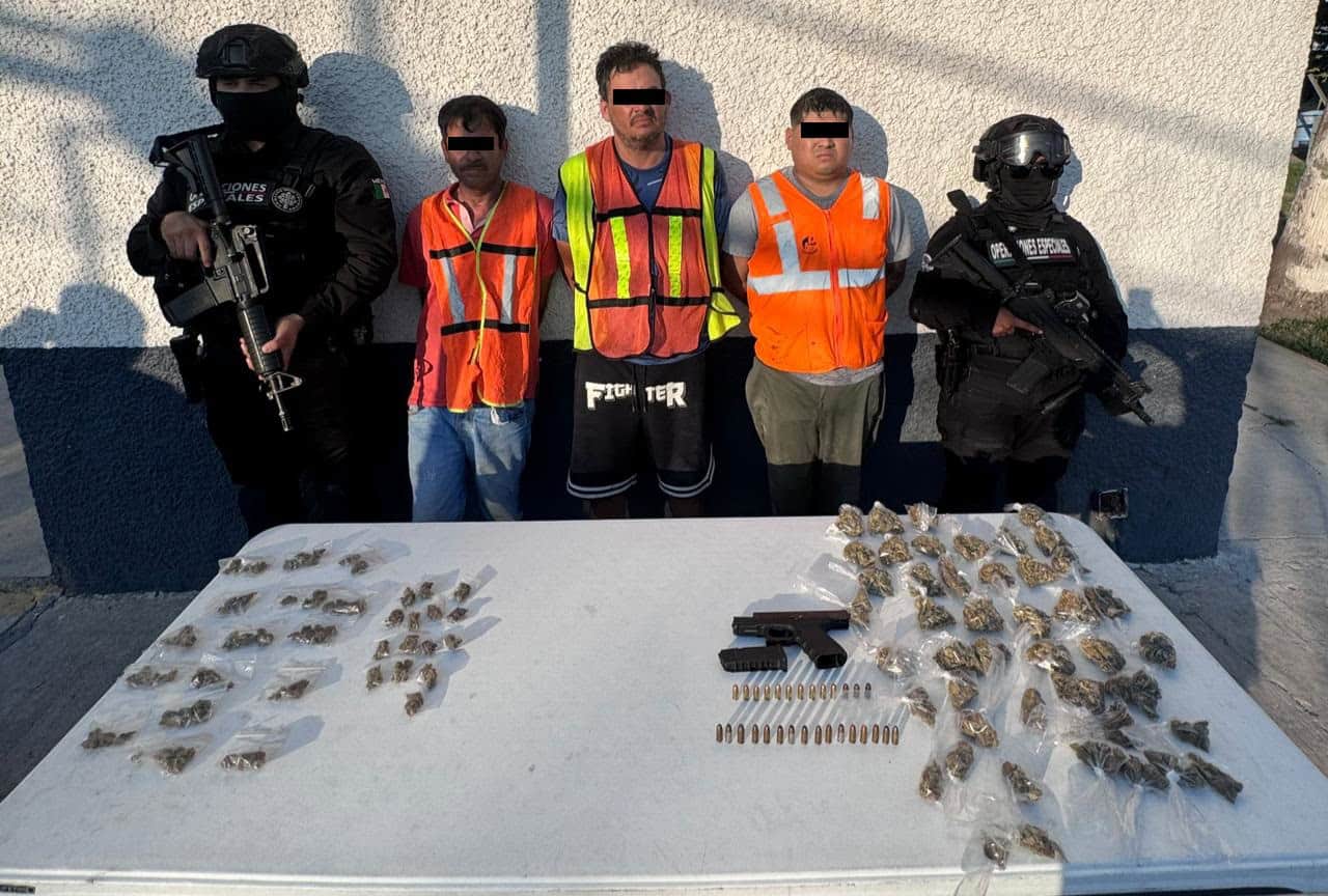 En un operativo realizado en el predio 10 de Marzo, elementos de la policía preventiva de Monterrey, lograron la detención de tres personas con un arma y drogas.
