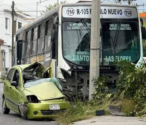Una mujer perdió la vida al salir proyectada por el parabrisas de su vehículo, luego de ser impactada por un camión urbano en la zona centro de Monterrey.