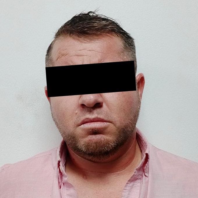 Tras ser abordado en un filtro de seguridad por circular a exceso de velocidad y en forma peligrosa, un hombre fue detenido por elementos de la Secretaría de Seguridad Pública y Vialidad de Santiago en posesión de diversos envoltorios con sustancias con características de drogas y luego de que agredió a uno de los oficiales