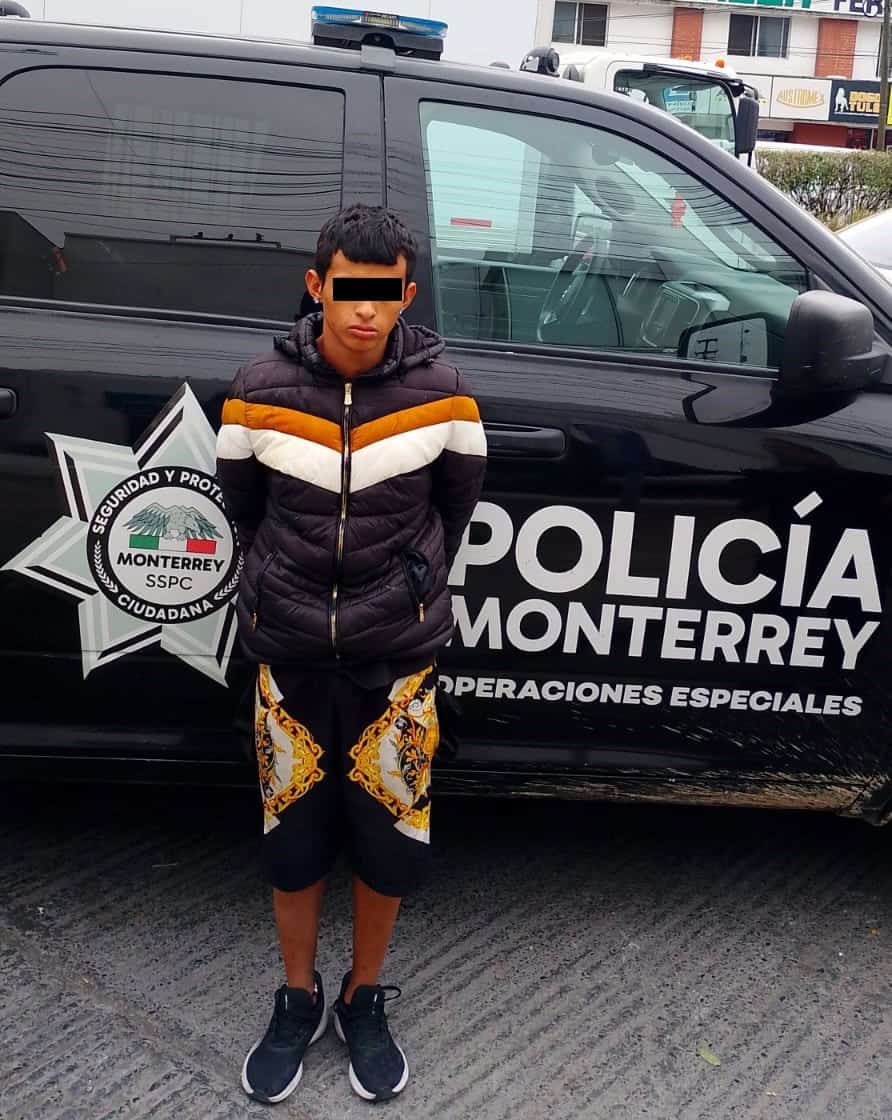 Un joven fue detenido por oficiales de la Policía de Monterrey, al presuntamente ir manejando una motocicleta con reporte de robo, en el centro de la ciudad.