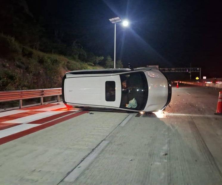 Deja volcadura dos heridos en SC