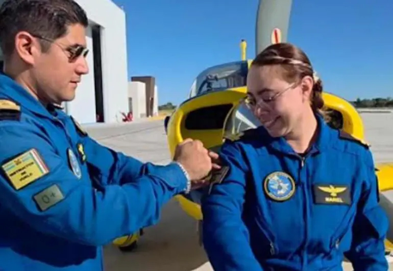 Se gradúa primera mujer instructora de vuelo en Semar