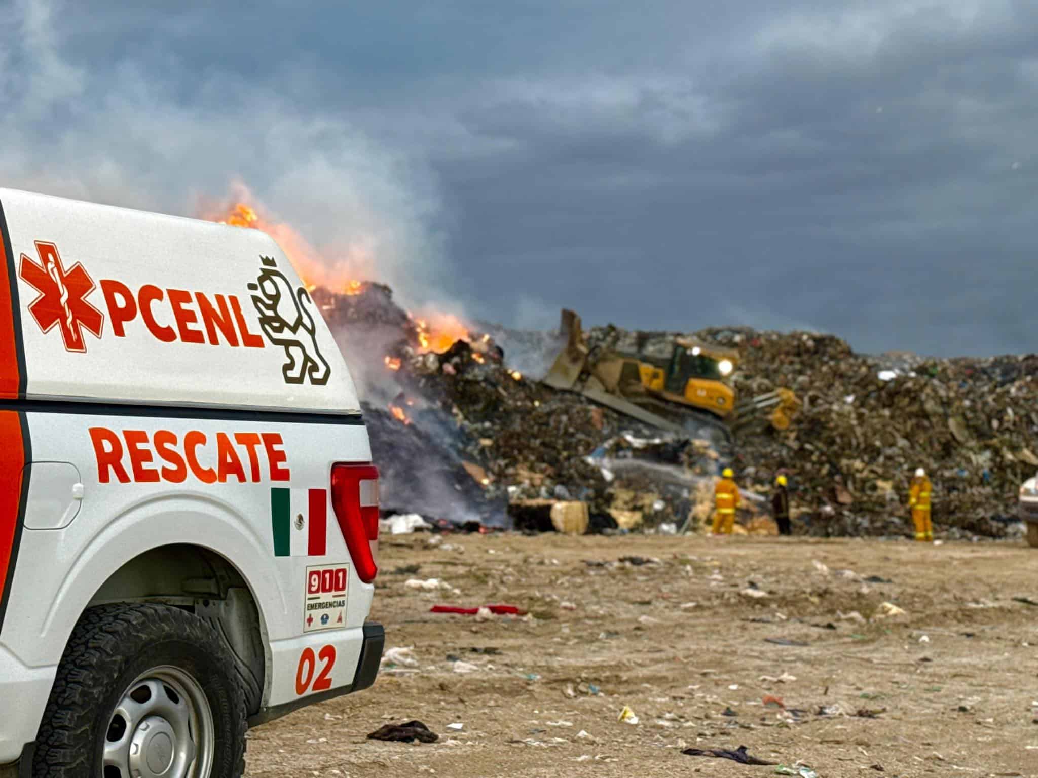 Una rojo amanecer es que el vivieron los habitantes del municipio de Salinas Victoria, al producirse un incendio en las instalaciones, del Sistema Integral Para el Manejo Ecológico y Procesamiento de Desechos (Simeprode).