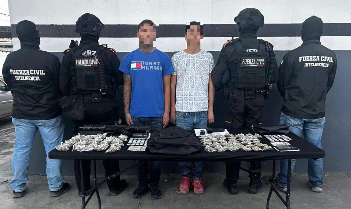 Elementos del Grupo de Coordinación Metropolitana capturaron a dos sujetos y dos adolescentes con armas y drogas, en Salinas Victoria.