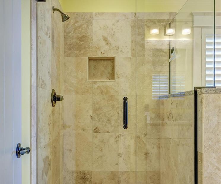 Truco casero para eliminar el sarro y la grasa del cancel del baño