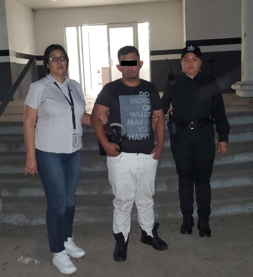 Un hombre que alteraba el orden en el interior de la Central de Autobuses, fue detenido por oficiales de la Policía de Monterrey, tras confirmarse que cuenta con una orden de aprehensión por pederastia, en el estado de Chiapas.