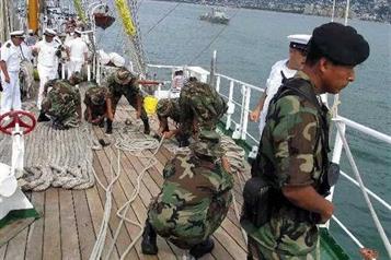 Rescatan a 27 menores en embarcación en Sinaloa