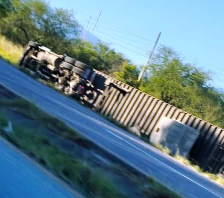 Los puestos de socorro se trasladaron al municipio de Montemorelos, al reportarse la volcadura de un tráiler en la comunidad de Loma Linda.