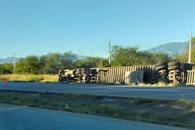 Vuelca tráiler en Montemorelos Vuelca tráiler en Montemorelos