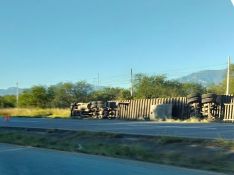 Vuelca tráiler en Montemorelos
