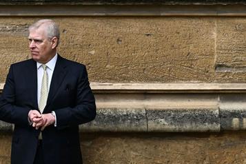 Pierde príncipe Andrés títulos reales por amistad con Epstein