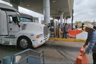 Levantan productores de maíz bloqueo parcial en caseta Cuatro Camino