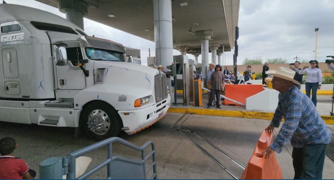 Levantan productores de maíz bloqueo parcial en caseta Cuatro Camino Levantan productores de maíz bloqueo parcial en caseta Cuatro Camino