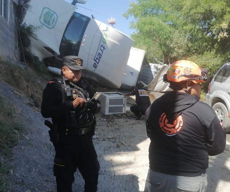 Se impacta tráiler contra casa Se impacta tráiler contra casa