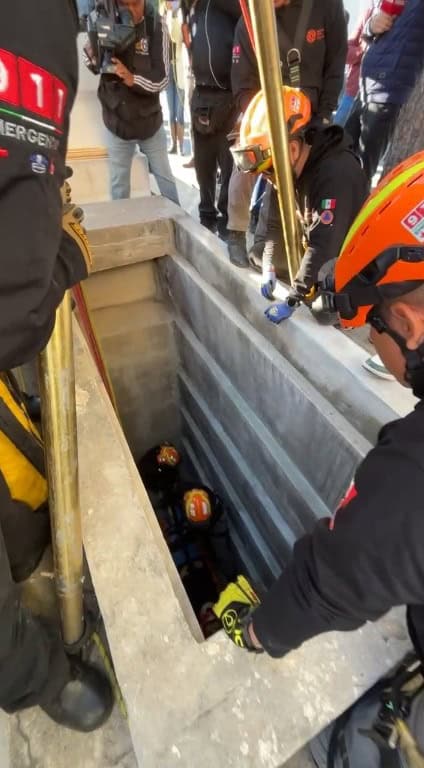 Personal de Protección Civil Nuevo León, realizó un simulacro de rescate en el interior del Panteón Dolores, para hacer conciencia entre la comunidad que visita los camposantos en esta temporada.