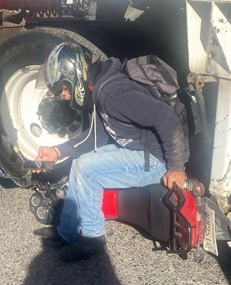 Una motociclista se salvó en forma milagrosa, luego de que su vehículo, terminara aplastado bajo la caja de un tráiler, en el municipio de Cadereyta.