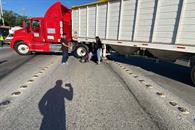 Impacta moto contra tráiler