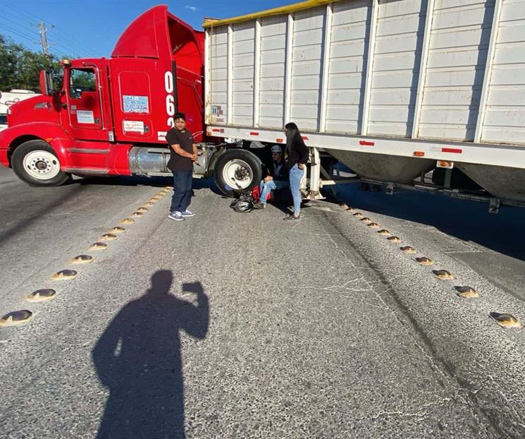 Impacta moto contra tráiler