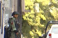 Buscan drogas y armas en finca