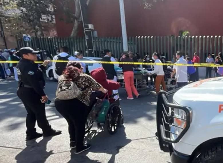 Más de 500 personas entre pacientes, médicos y personal administrativo de la Clínica 2 del IMSS, fueron evacuados del edificio médico, al reportarse un conato de incendio.