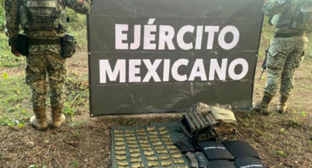 Aseguran armas, cartuchos y uniformes tácticos en Sinaloa