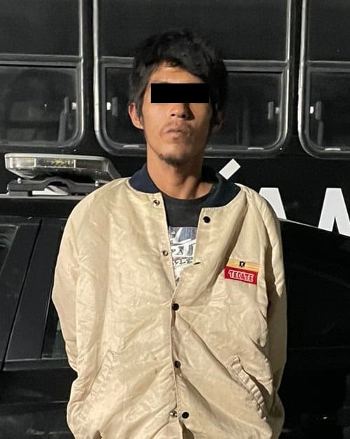 Un joven fue detenido por oficiales de la Policía de Monterrey, al presuntamente encontrarle seis bolsas con hierba verde similar a la mariguana, además de ser investigado por al menos cinco robos a tiendas de conveniencia.