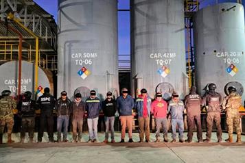 Aseguran 250 mil litros de huachicol y 12 pipas en Veracruz