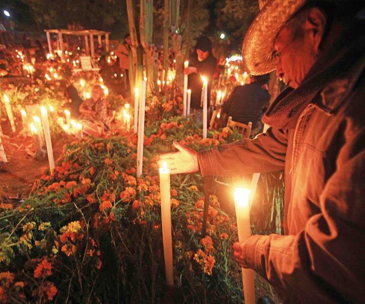 Cómo se celebra Día de Muertos en la Isla de Janitzio, Michoacán